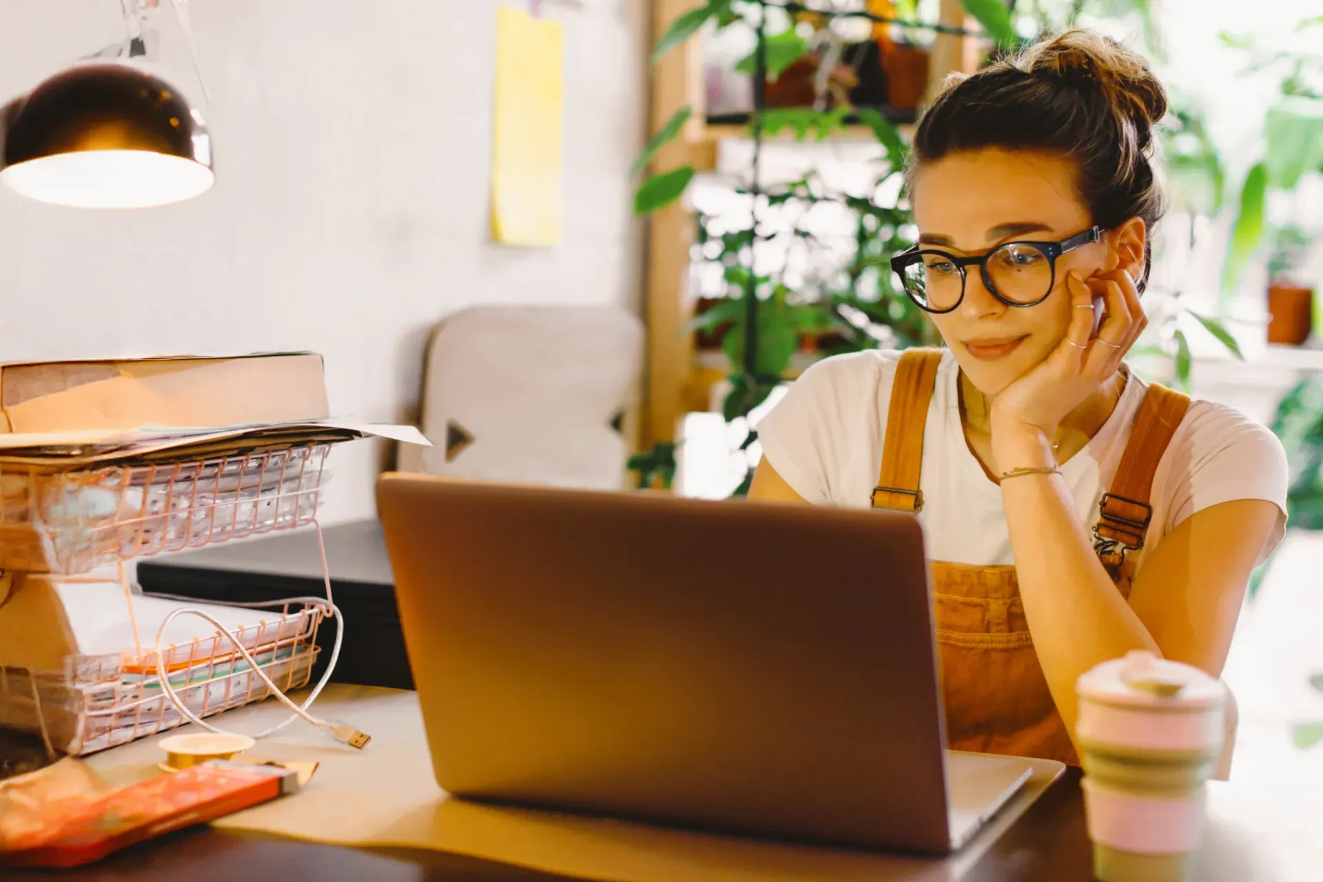 Un autónomo sonriendo tranquilo por dejar en buenas manos el marketing de su empresa