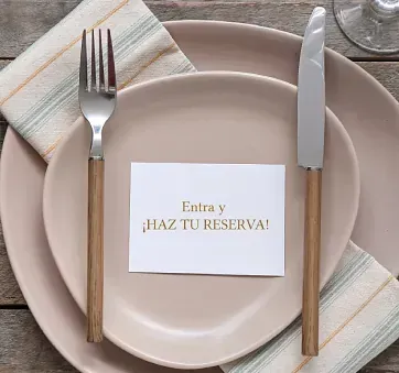 Cubiertos sobre plato rosa