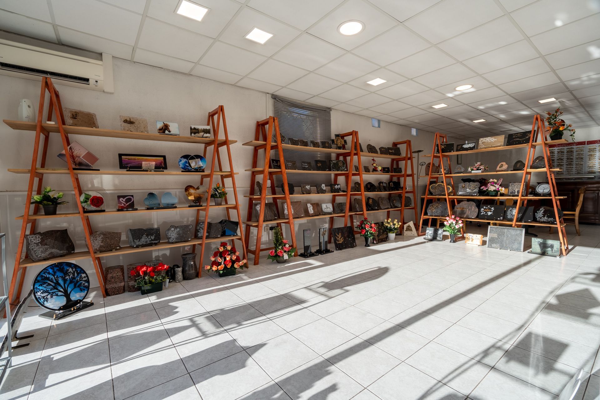 Plaques funéraires sur des étagères d'une boutique.