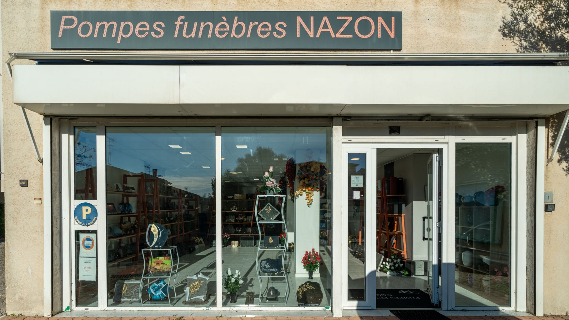 Façade du magasin des Pompes Funèbres Nazon.