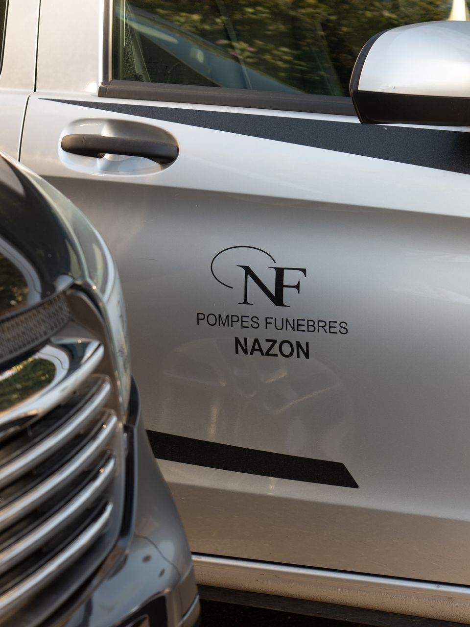 Véhicules siglés du logo des Pompes Funèbres Nazon.