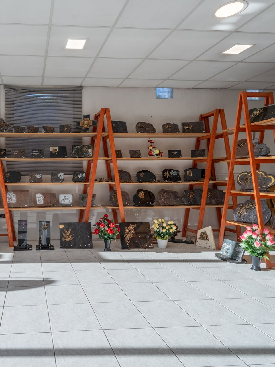 Des étagères de plaques funéraires.