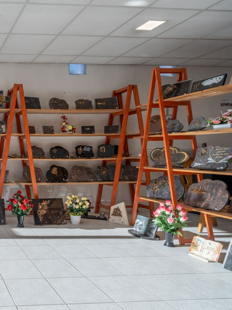 Des étagères de plaques funéraires.