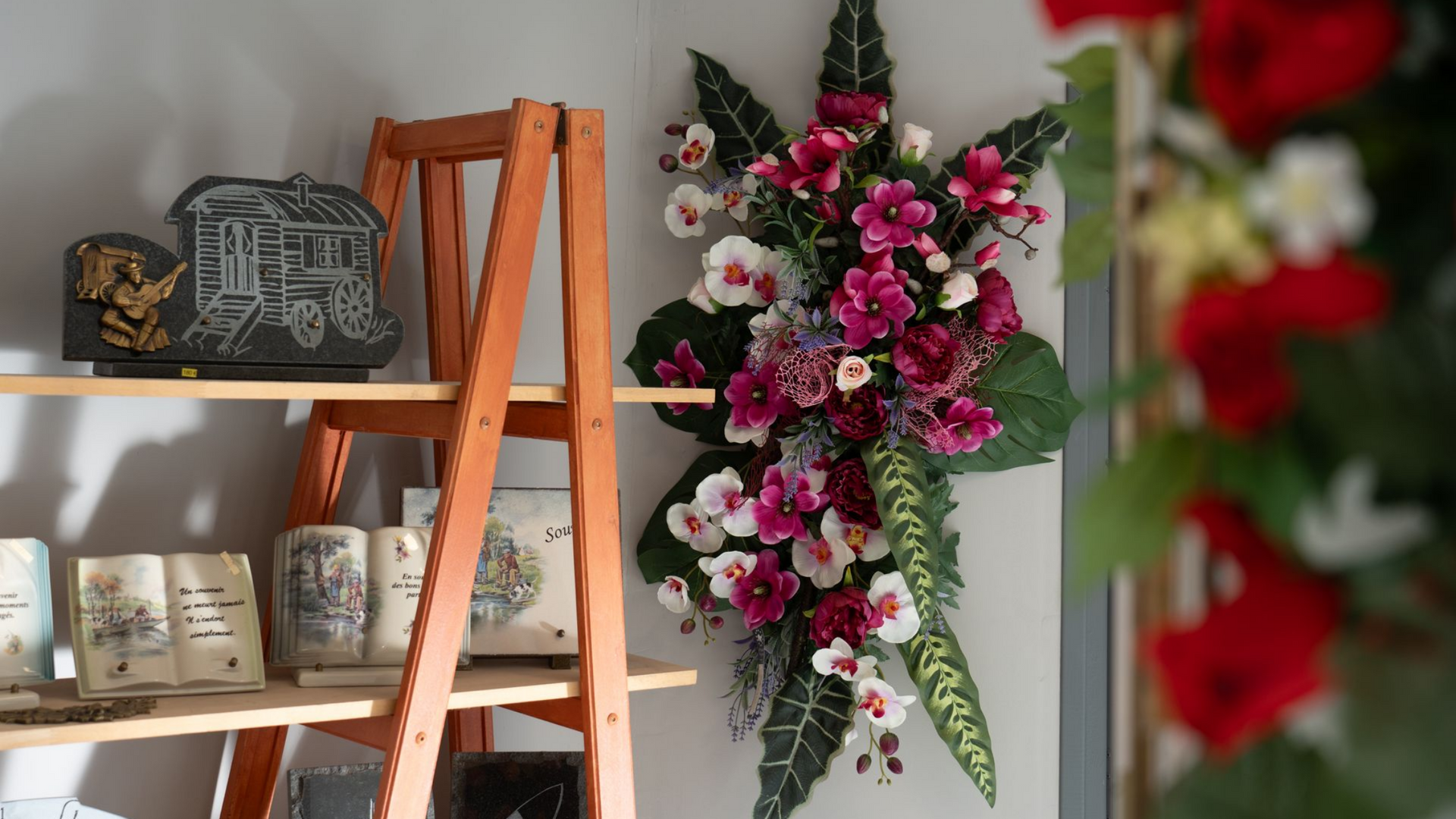 Composition fleurale accrochée au mur.