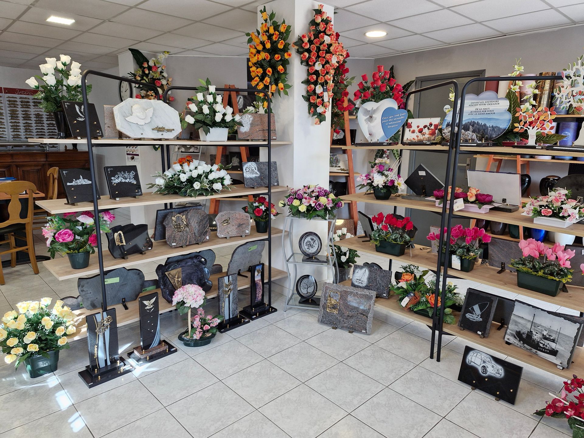 Composition fleurale accrochée au mur.