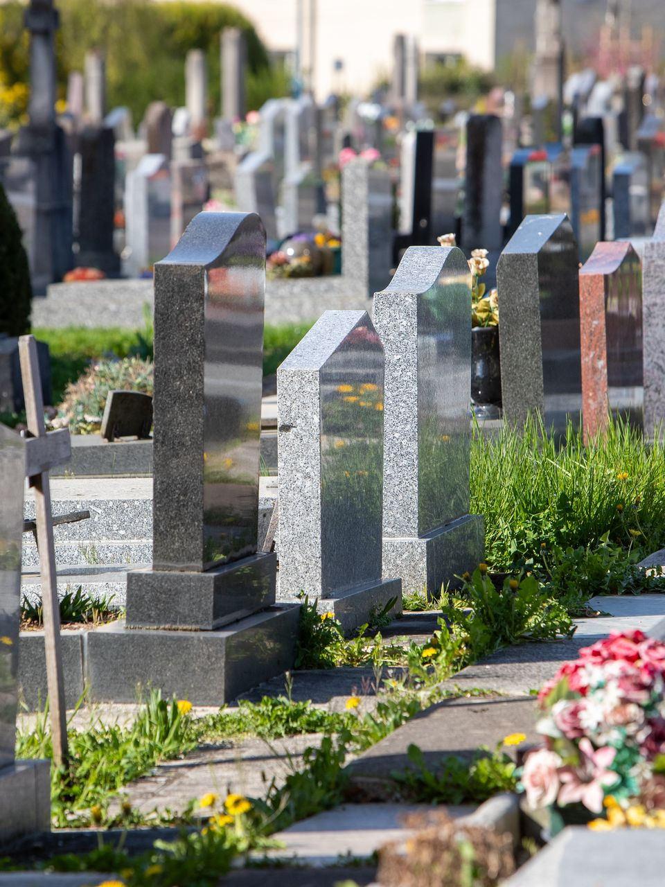 De nombreuses tombes dans un cimetière.