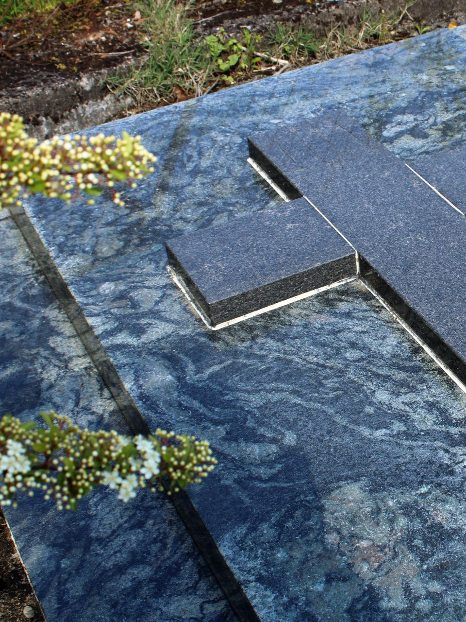 Croix sur caveau en marbre.