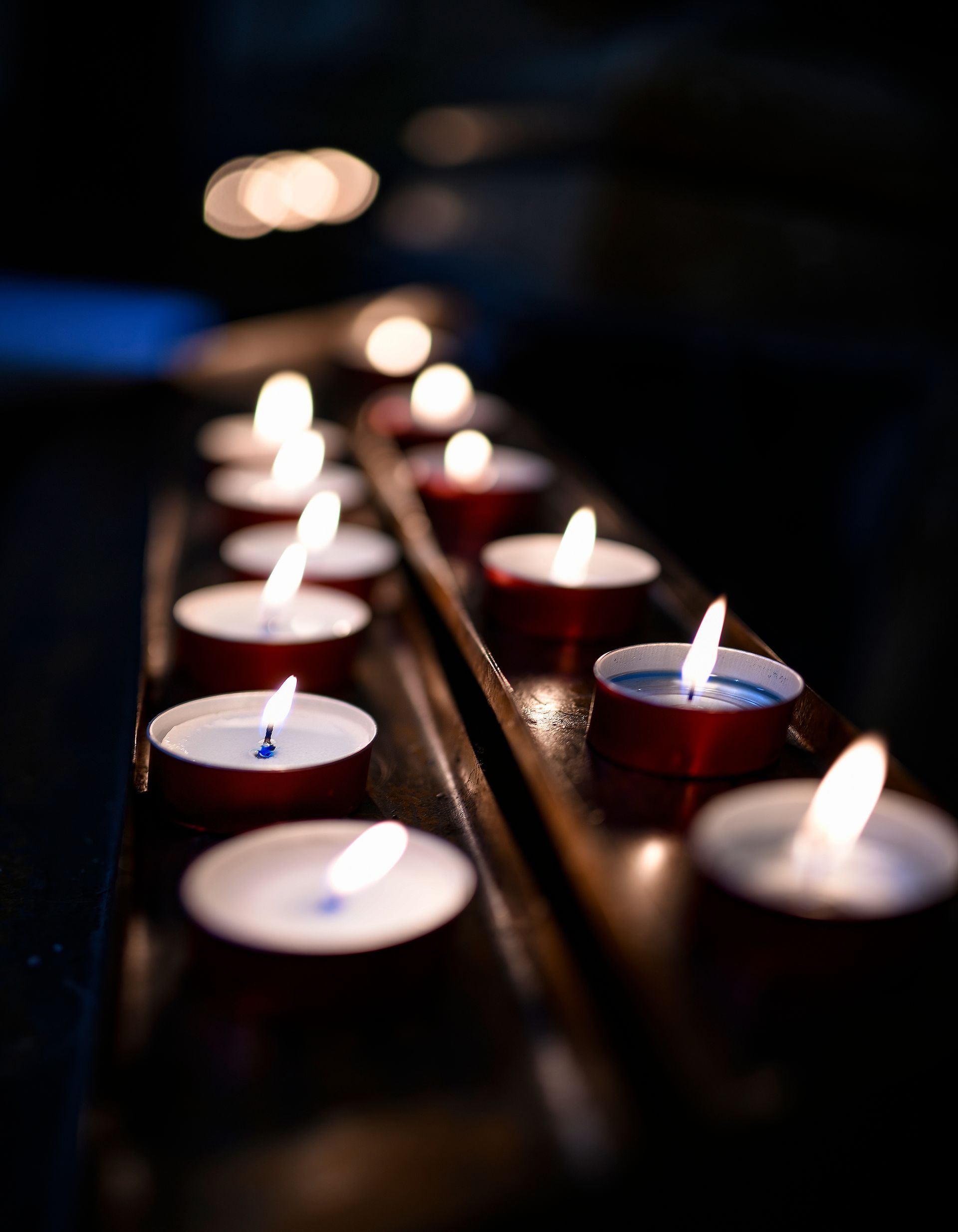 Deux rangés de six bougies allumées.