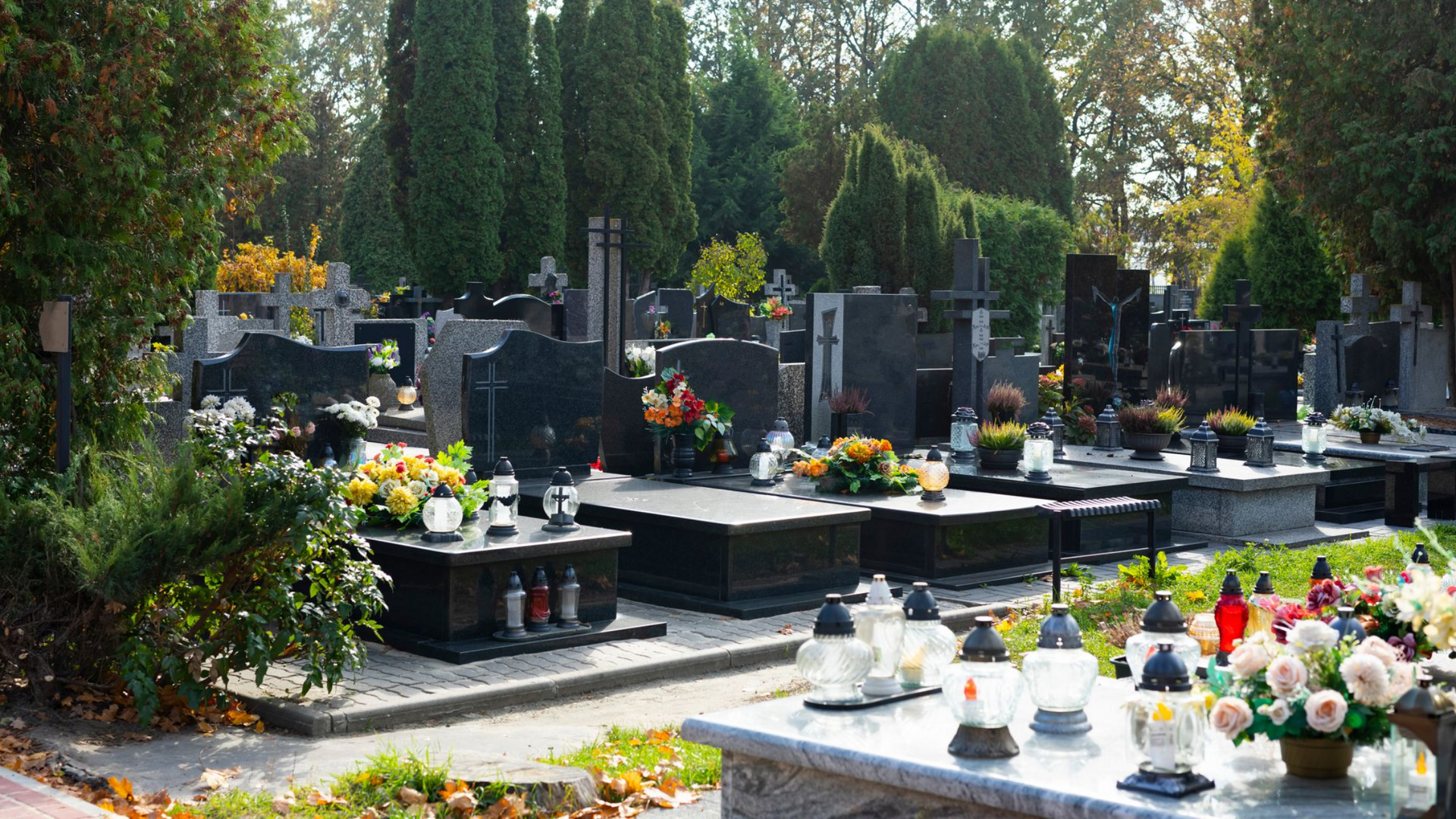 Alignement de caveaux en marbre dans un cimetière.