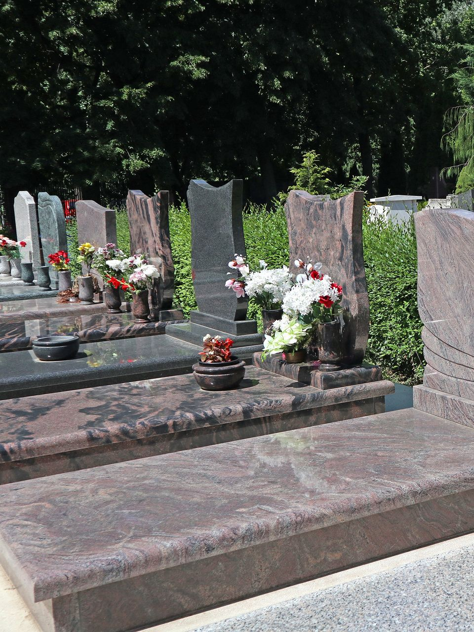 Plusieurs monuments funéraires les uns à côté des autres.