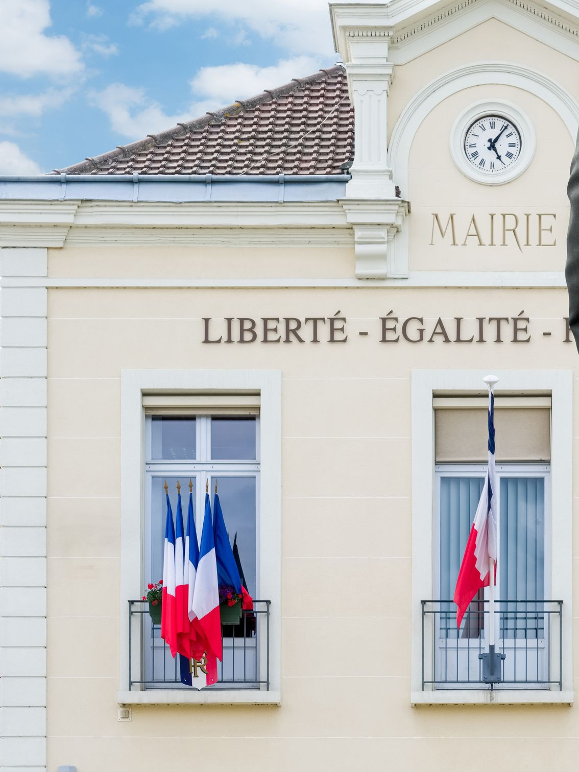 Façade d'une mairie.
