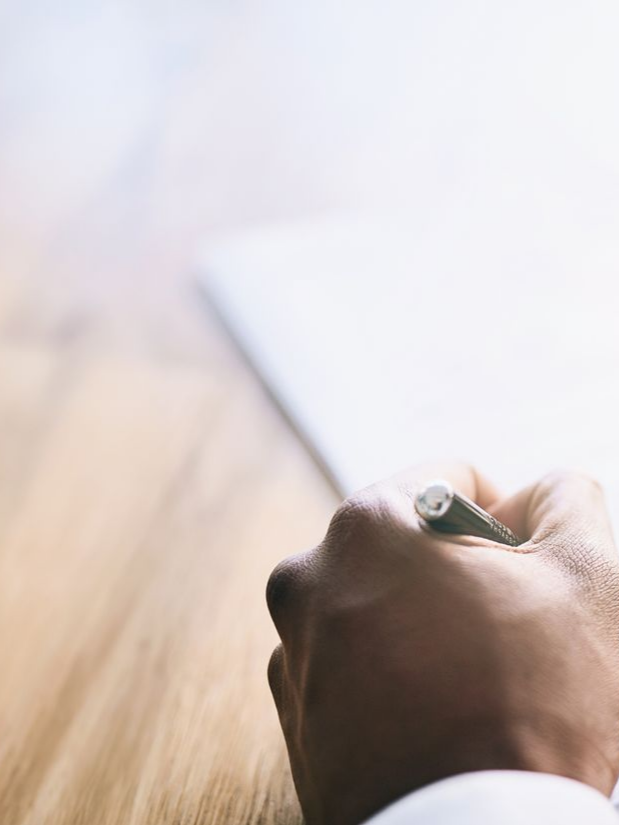 Main tenant un stylo sur un document.