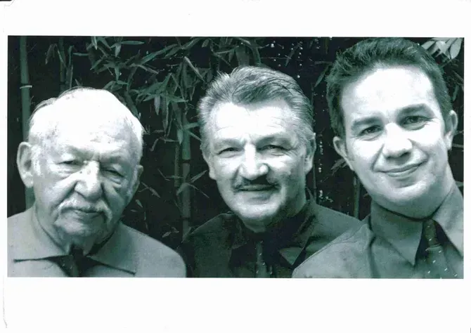 Trois hommes d'âge différent.