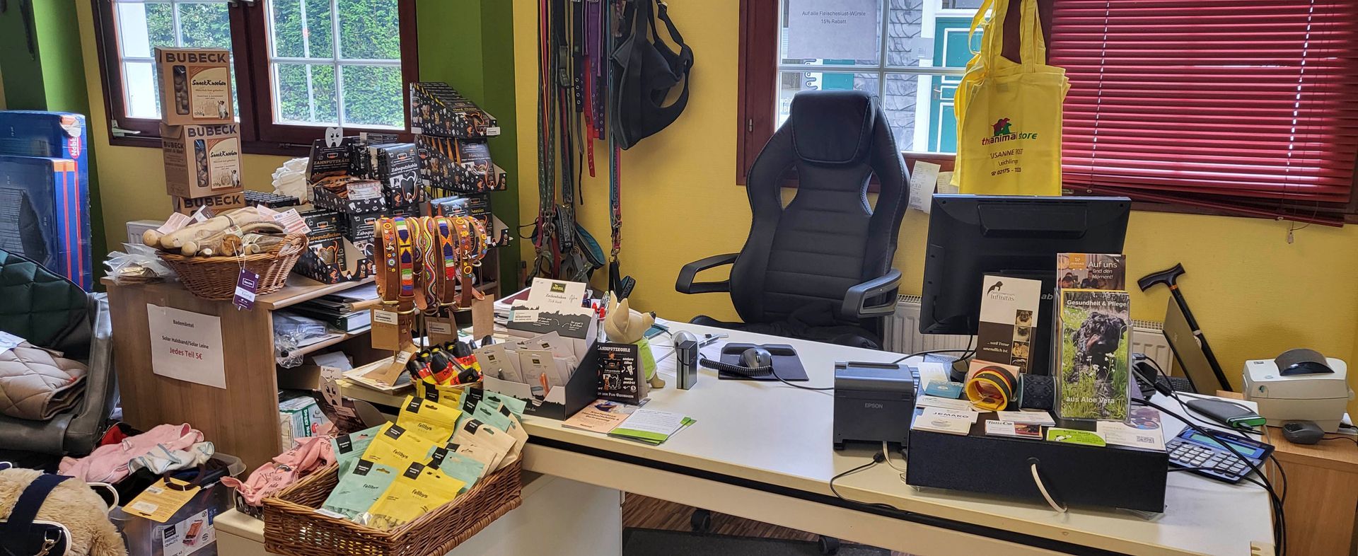In der Mitte des Zimmers steht ein Schreibtisch mit einem Computer darauf.