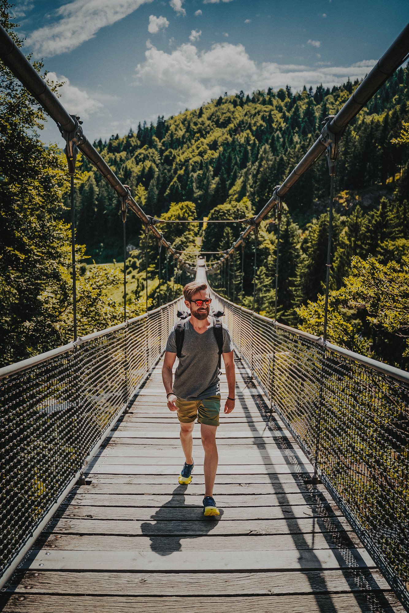 Andreas läuft auf einer Hängebrücke in der Natur