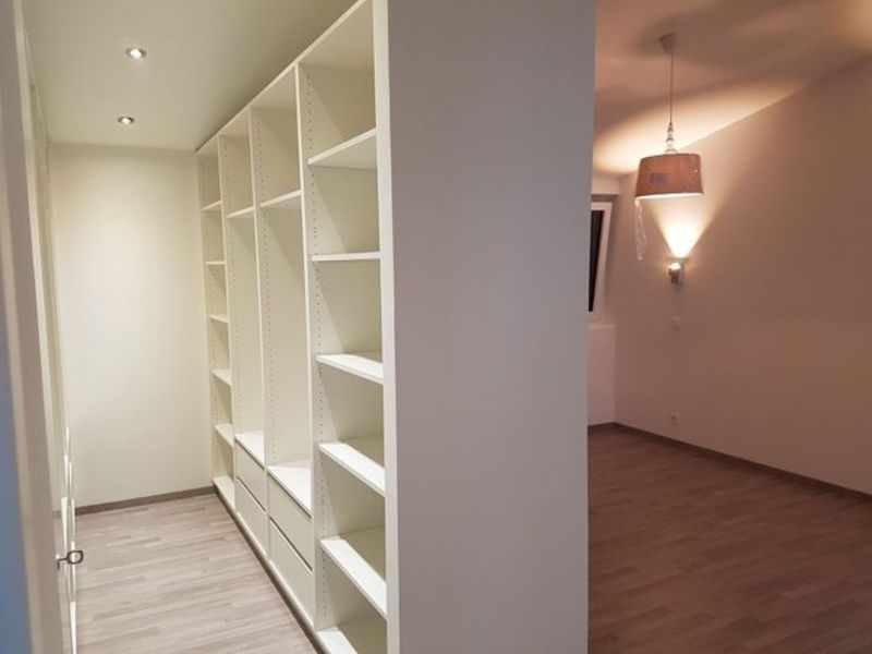 penderies blanches en bois