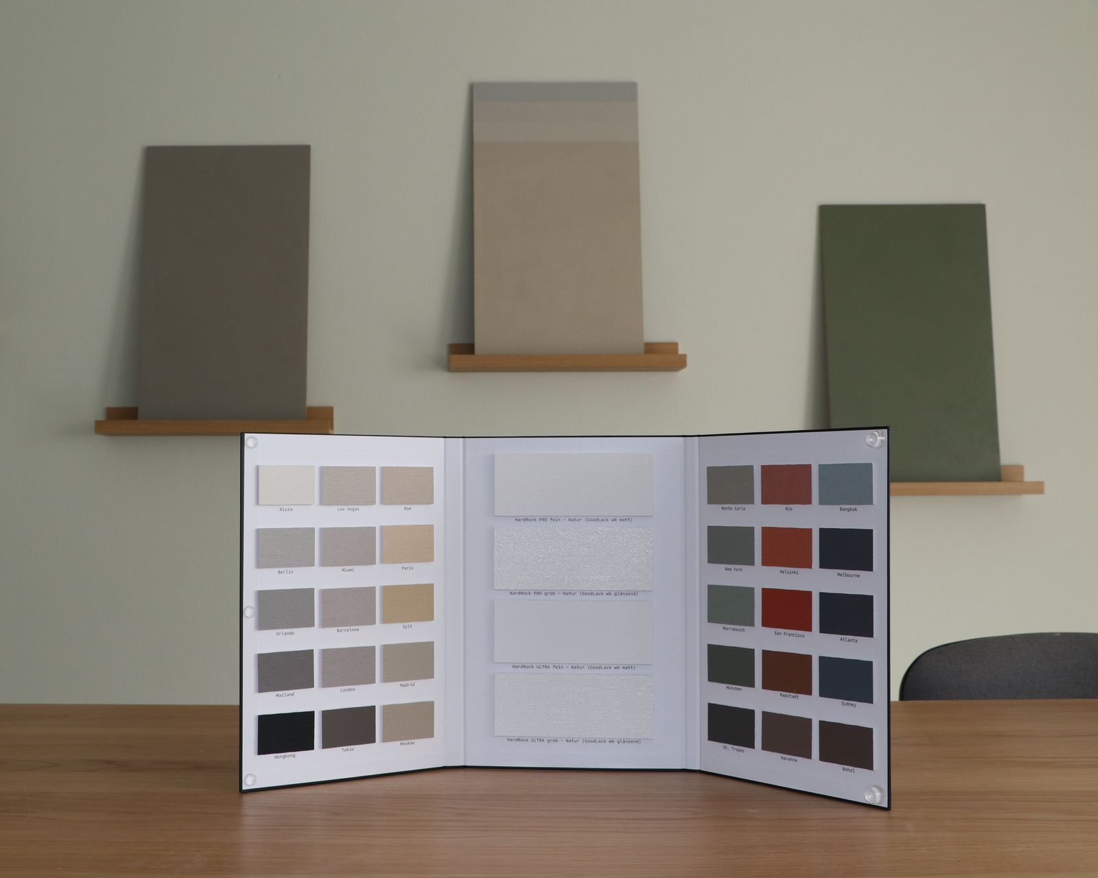 Eine Farbpalette wird auf einem Holztisch angezeigt