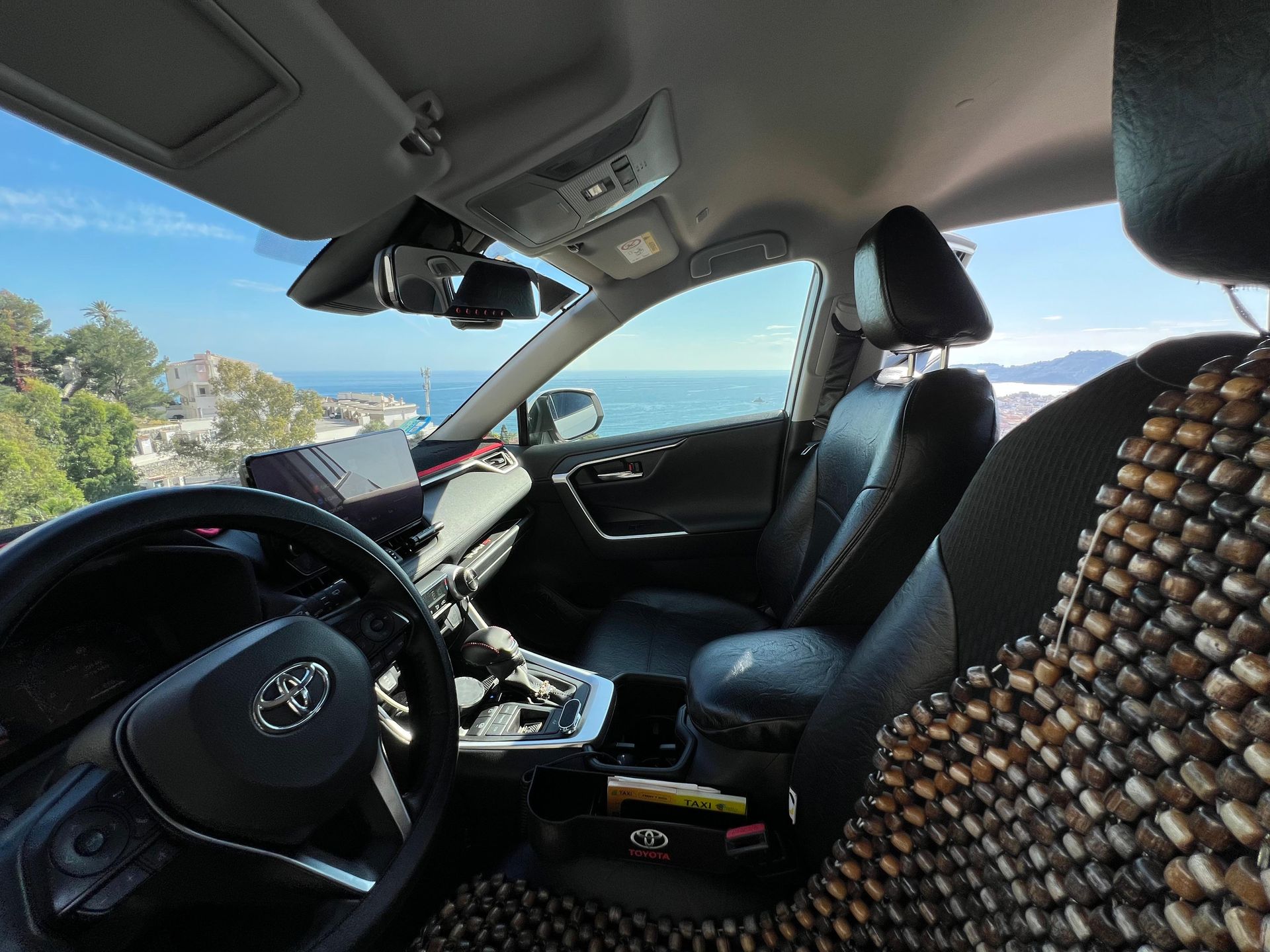 El interior de un coche con vista al océano.