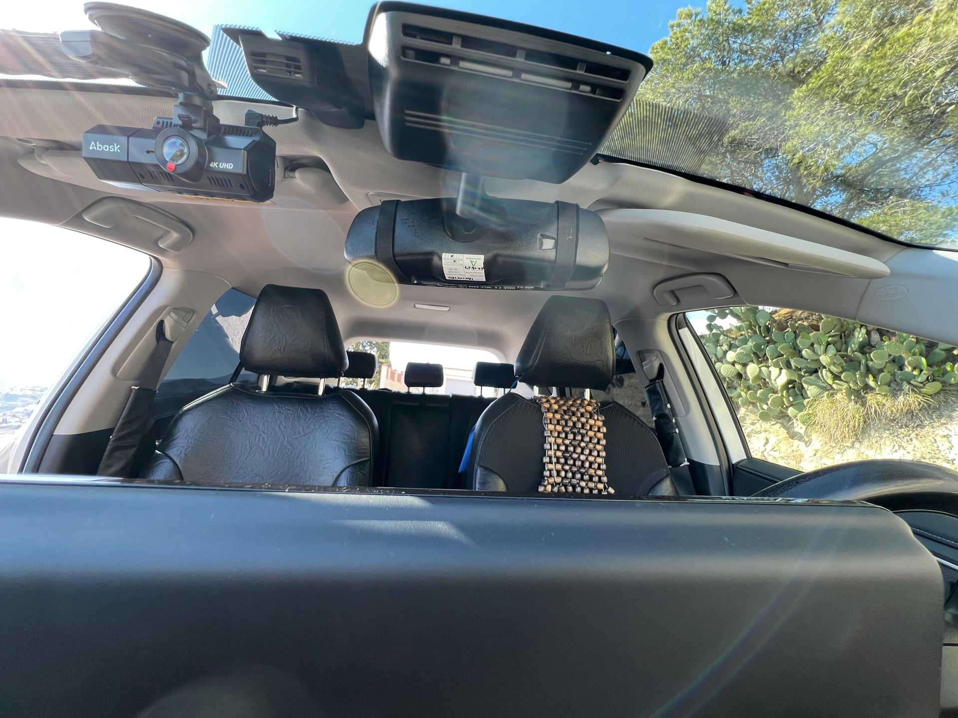 El interior de un coche con una cámara en el parabrisas.