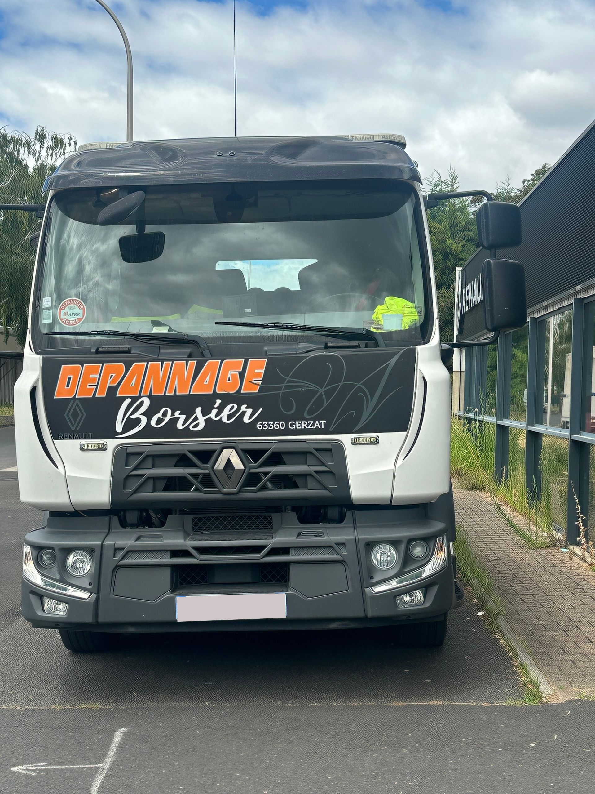 Camion de dépannage vu de face.