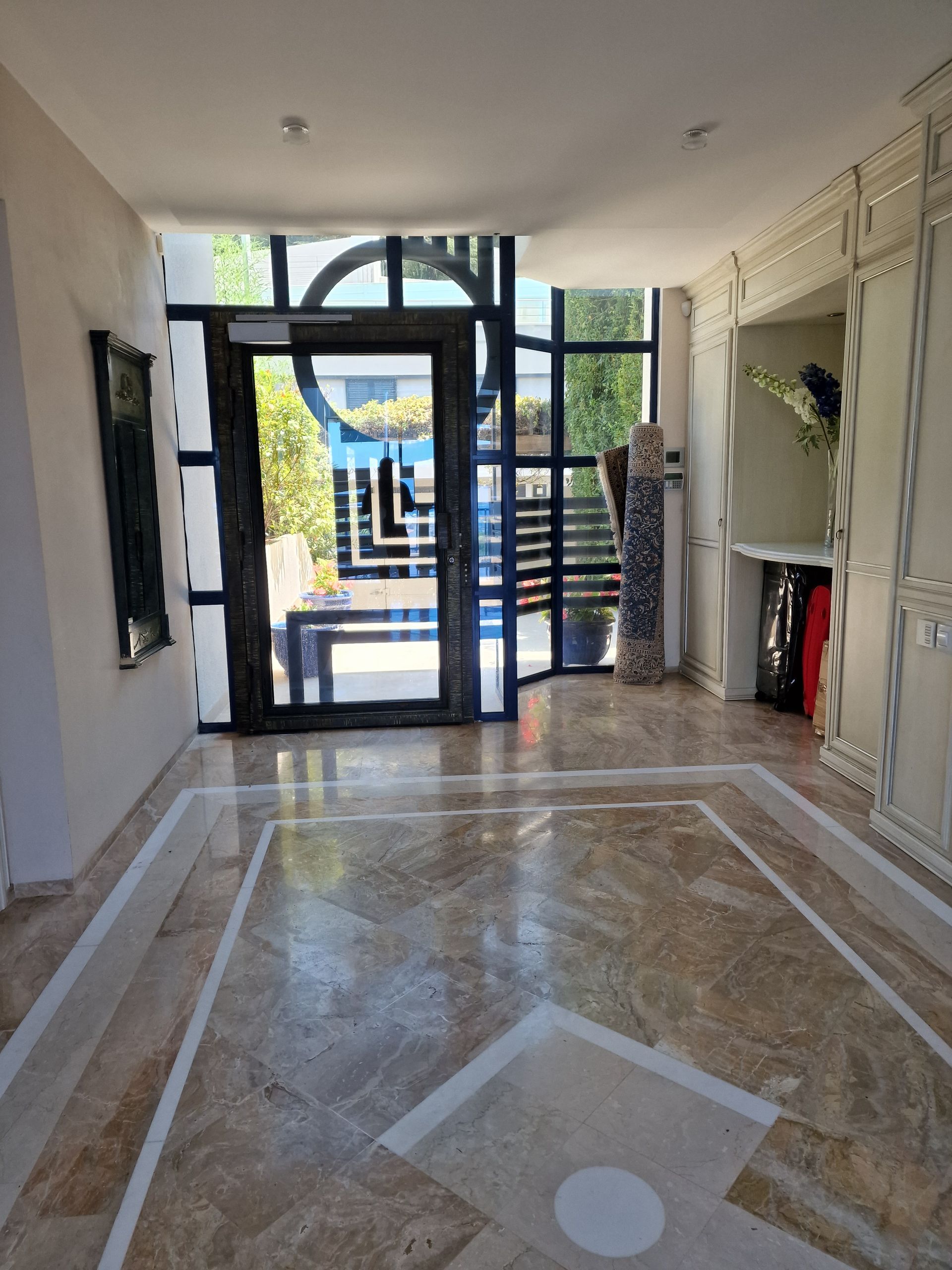 Entrée d'immeuble nettoyée