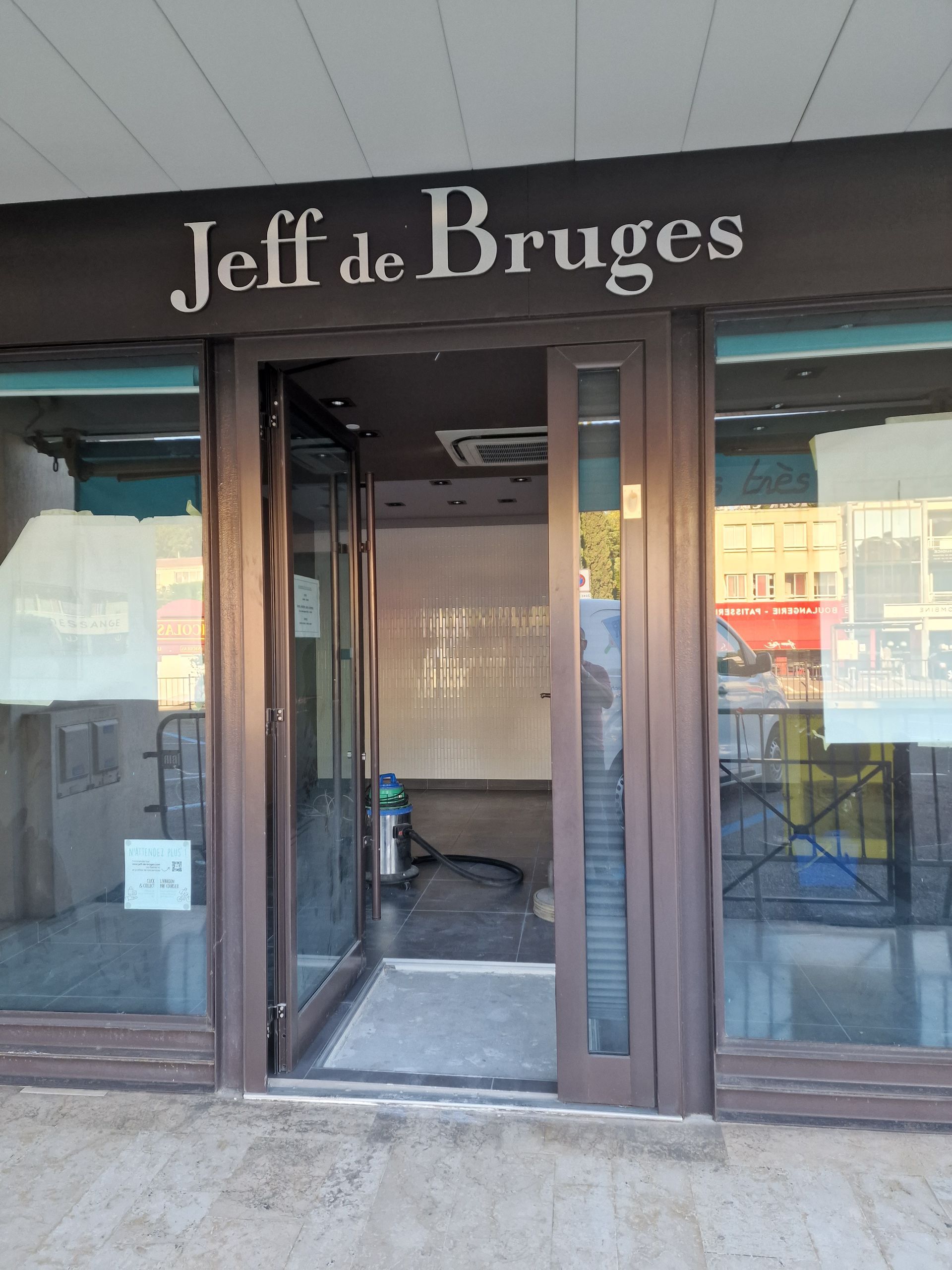 Devanture de magasin avec des vitres propres