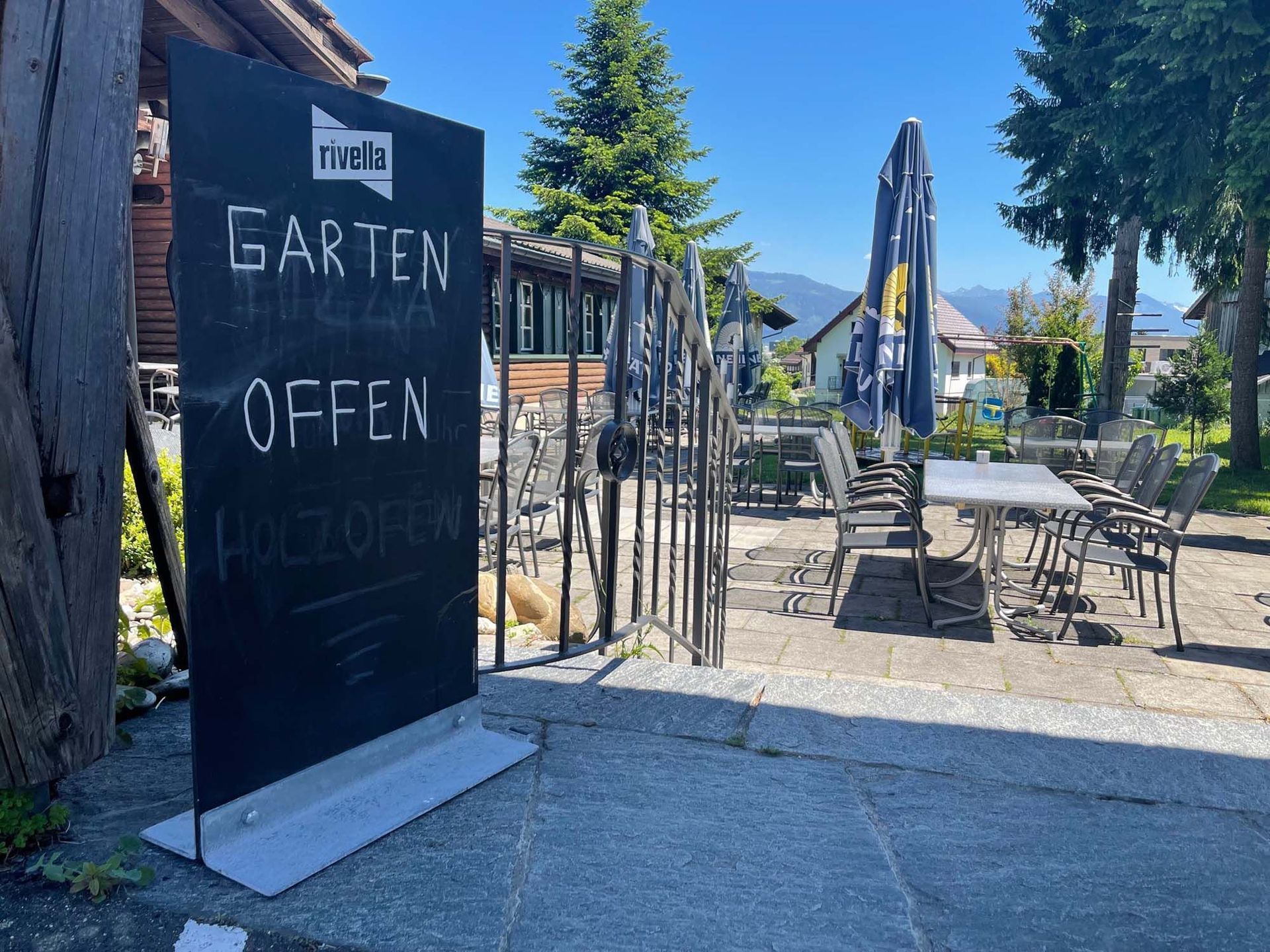 Eine Tafel mit den Worten „Garten offen“ darauf geschrieben