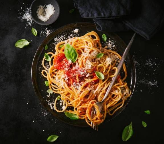 Auf einem Teller appetitlich angerichtete Spaghetti Pomodoro