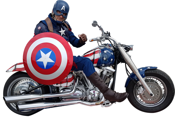 Ein als Captain America verkleideter Mann sitzt auf einem Motorrad