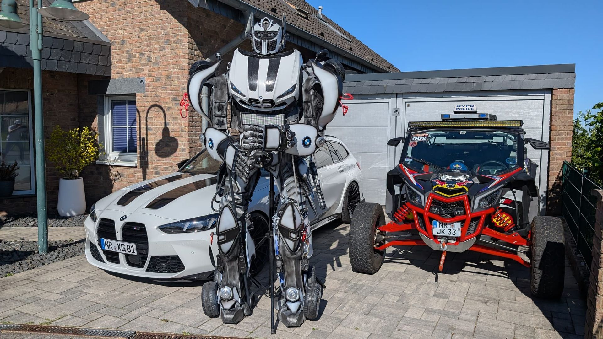 BMW M3 Walking Act Roboter Vor Fuhrpark