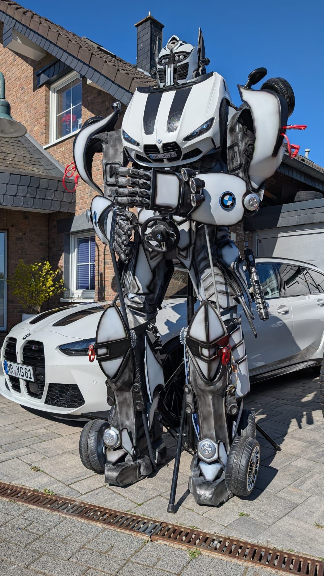 Transformierender Roboter Walking Act vor BMW