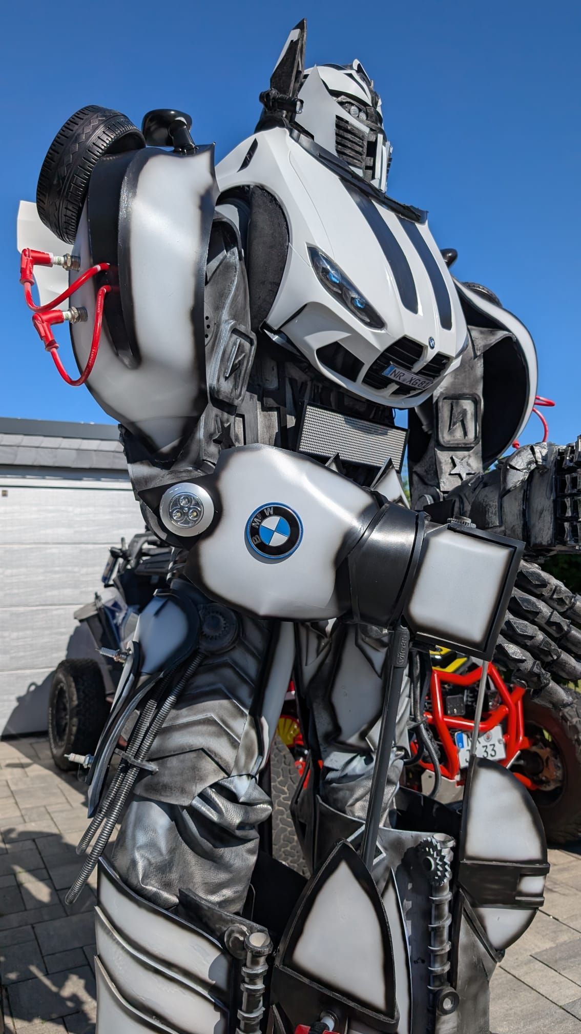 Transformierender Roboter Walking Act BMW5