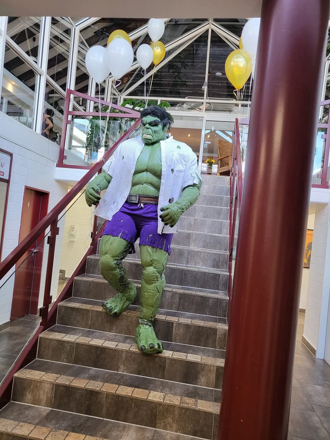 Hulk Cosplay Figur geht Treppe hinab