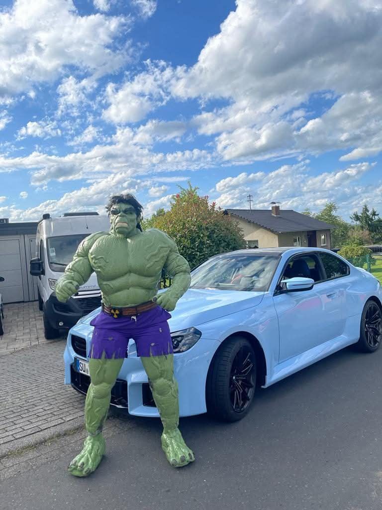 Hulk Cosplay Figur vor BMW
