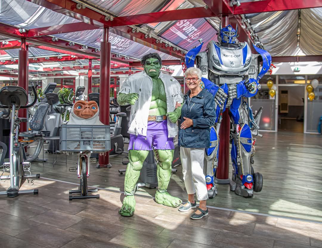 Hulk Cosplay Figur mit Freunden E.T. Und Walking Act Roboter