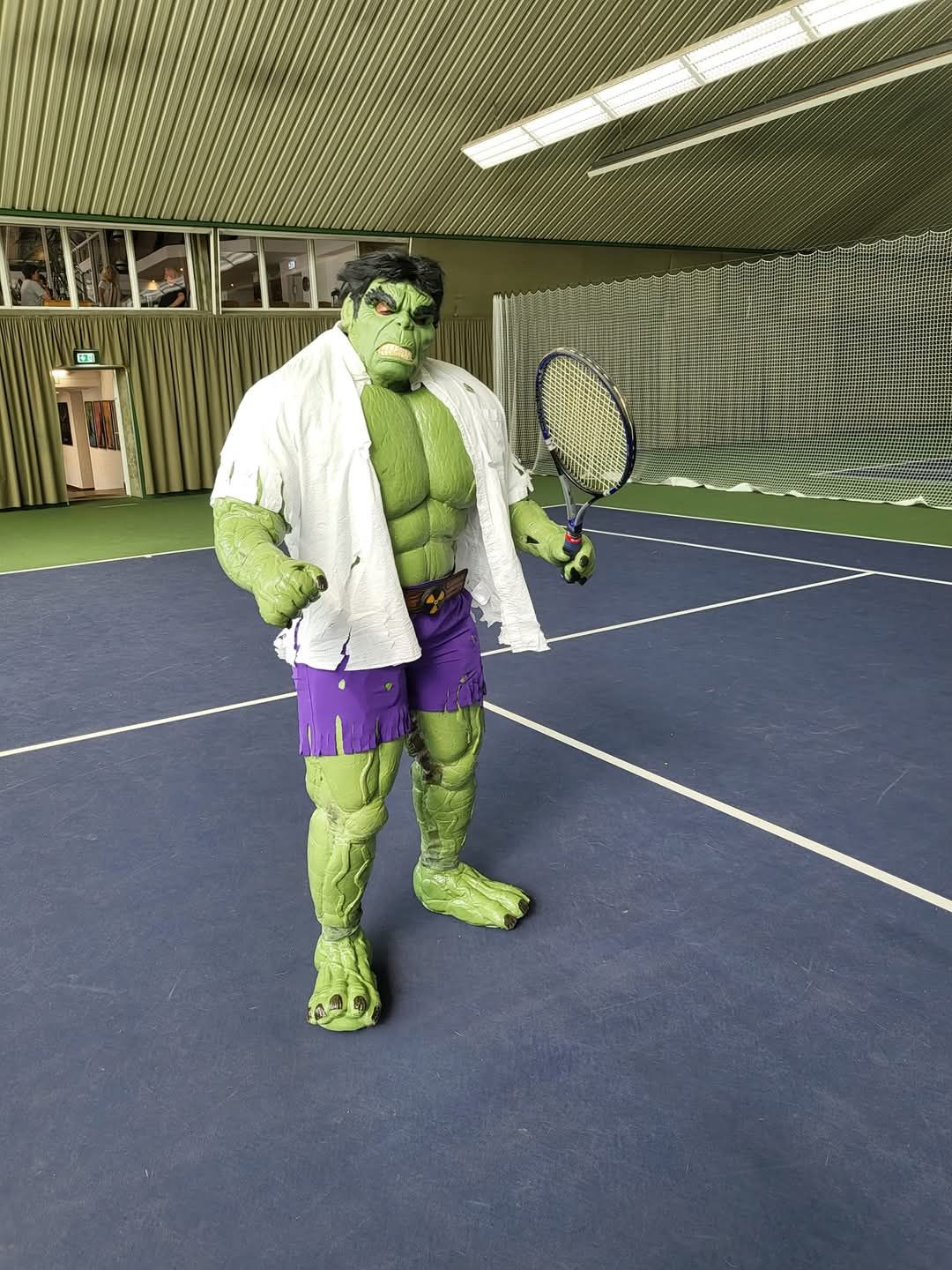 Hulk Cosplay Figur beim Tennis