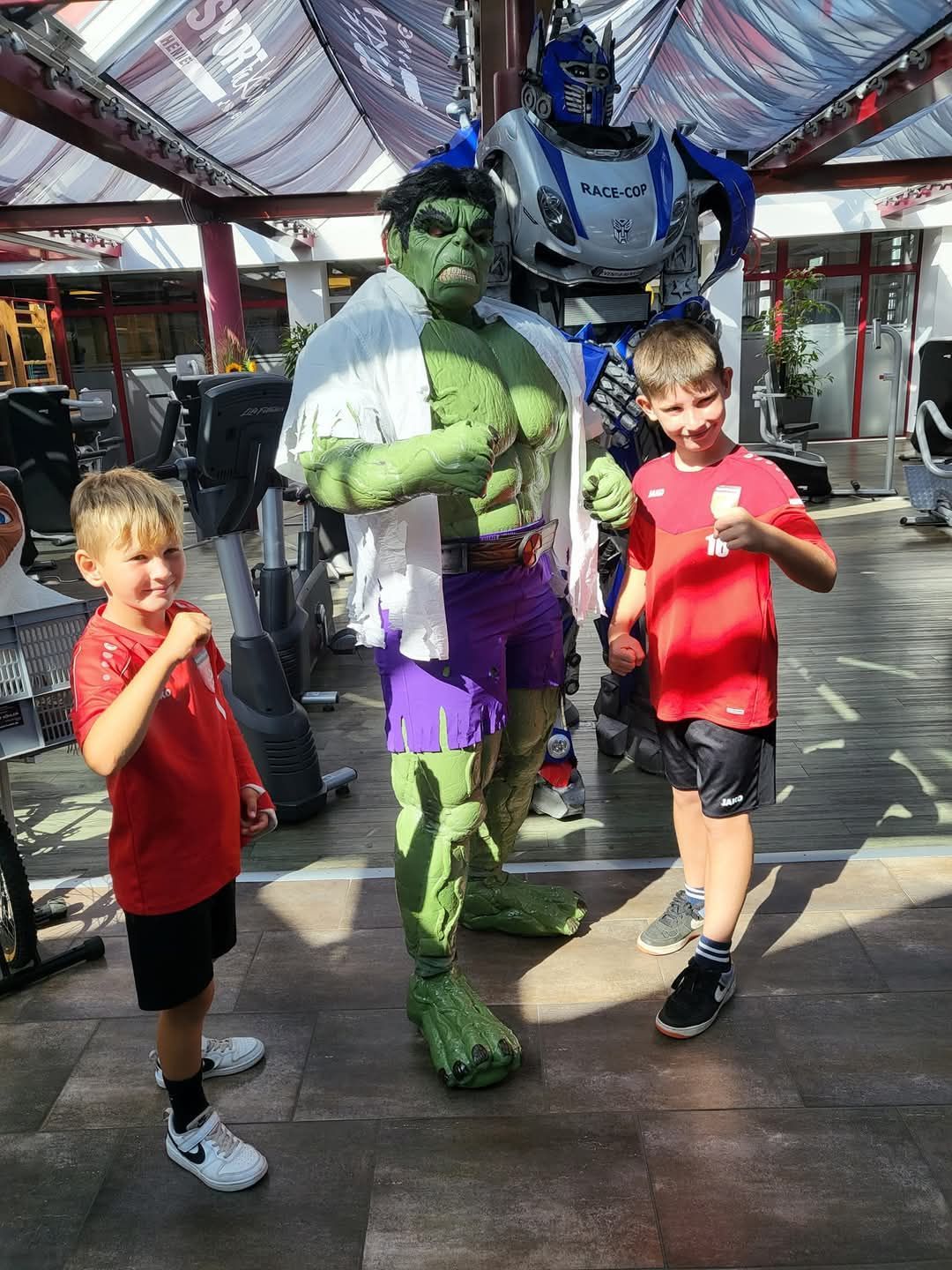 Hulk Cosplay mit Kindern