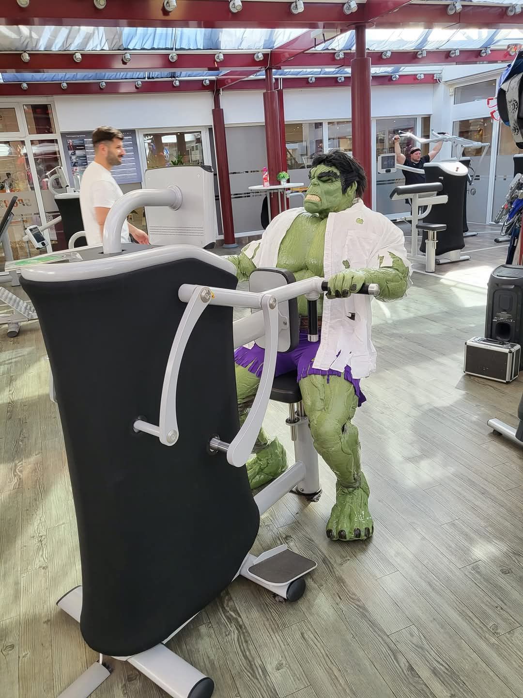 Hulk Cosplay Figur im Fitnessstudio Beim Walking