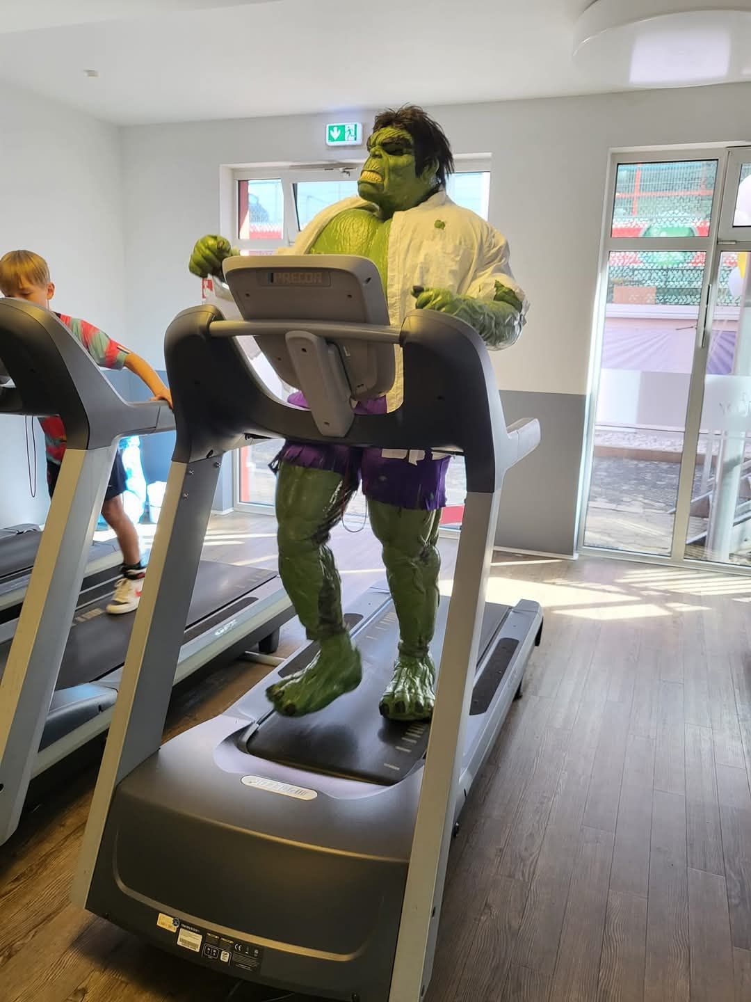 Hulk Cosplay Figur im Fitnessstudio Auf dem Laufband