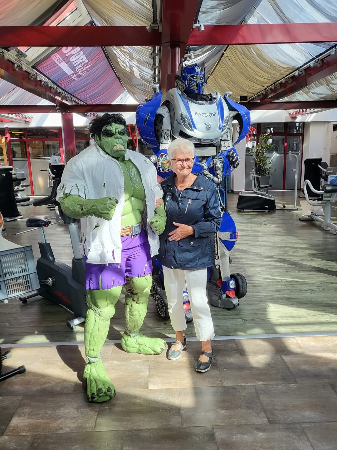 Hulk Cosplay Figur mit Omi