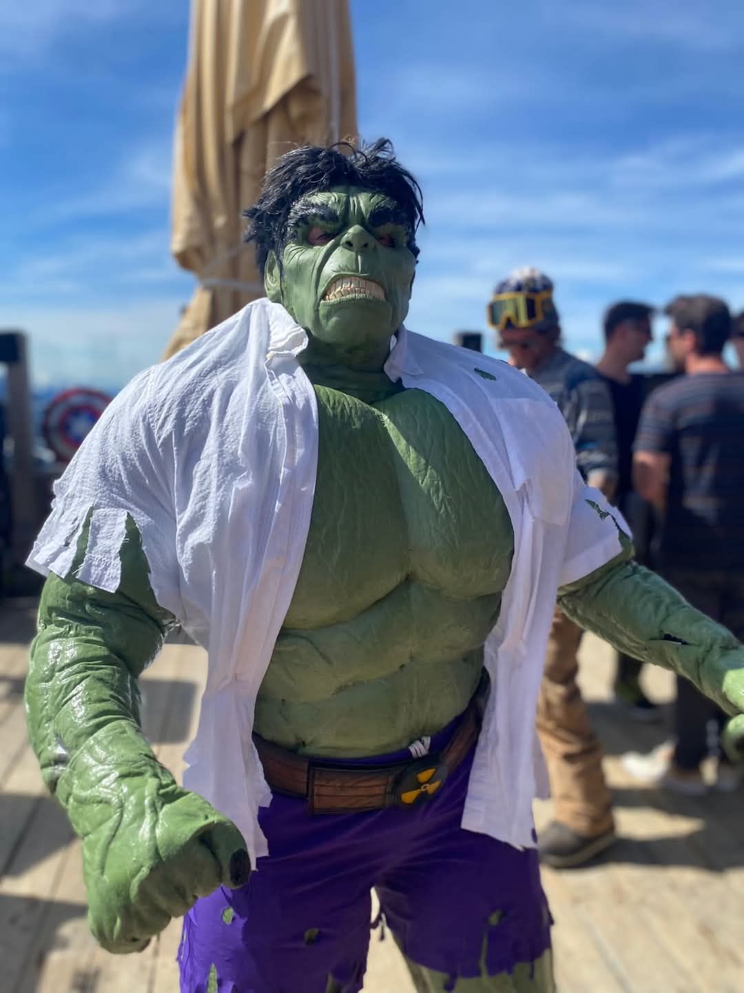 Hulk Cosplay Figur im Hemd