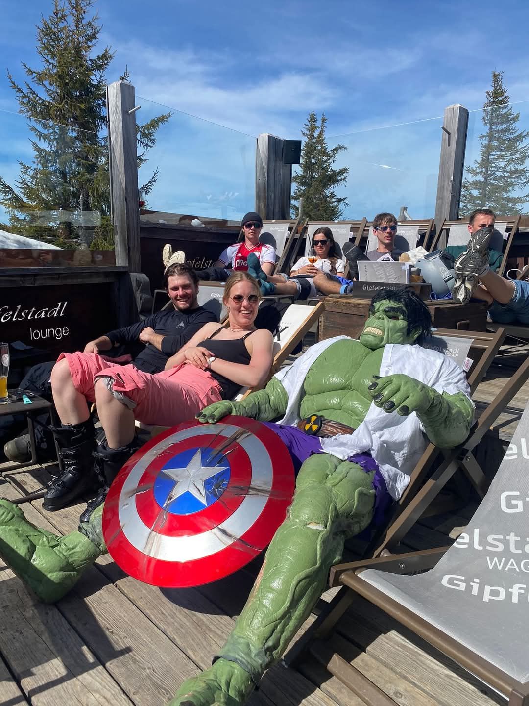 Hulk Cosplay Figur beim Sonnenbaden