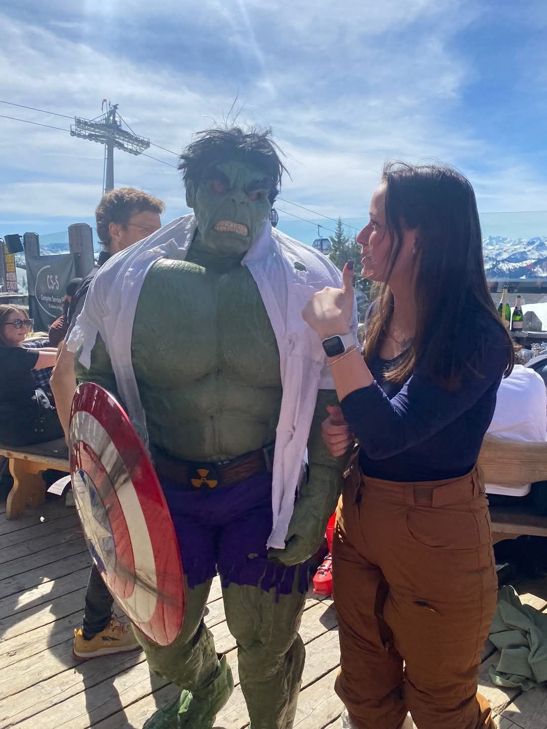 Hulk Cosplay Figur beim flirten