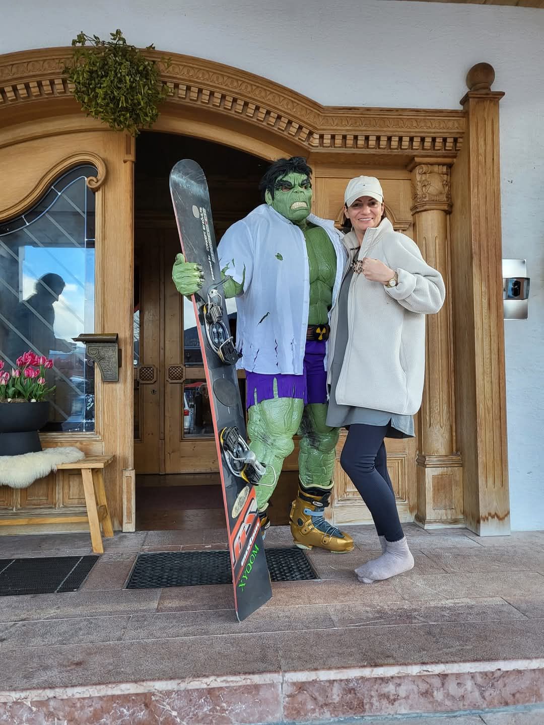 Hulk Cosplay Figur beim Apresski