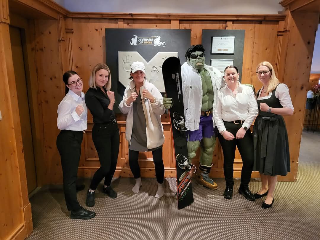 Hulk Cosplay Figur mit Fans