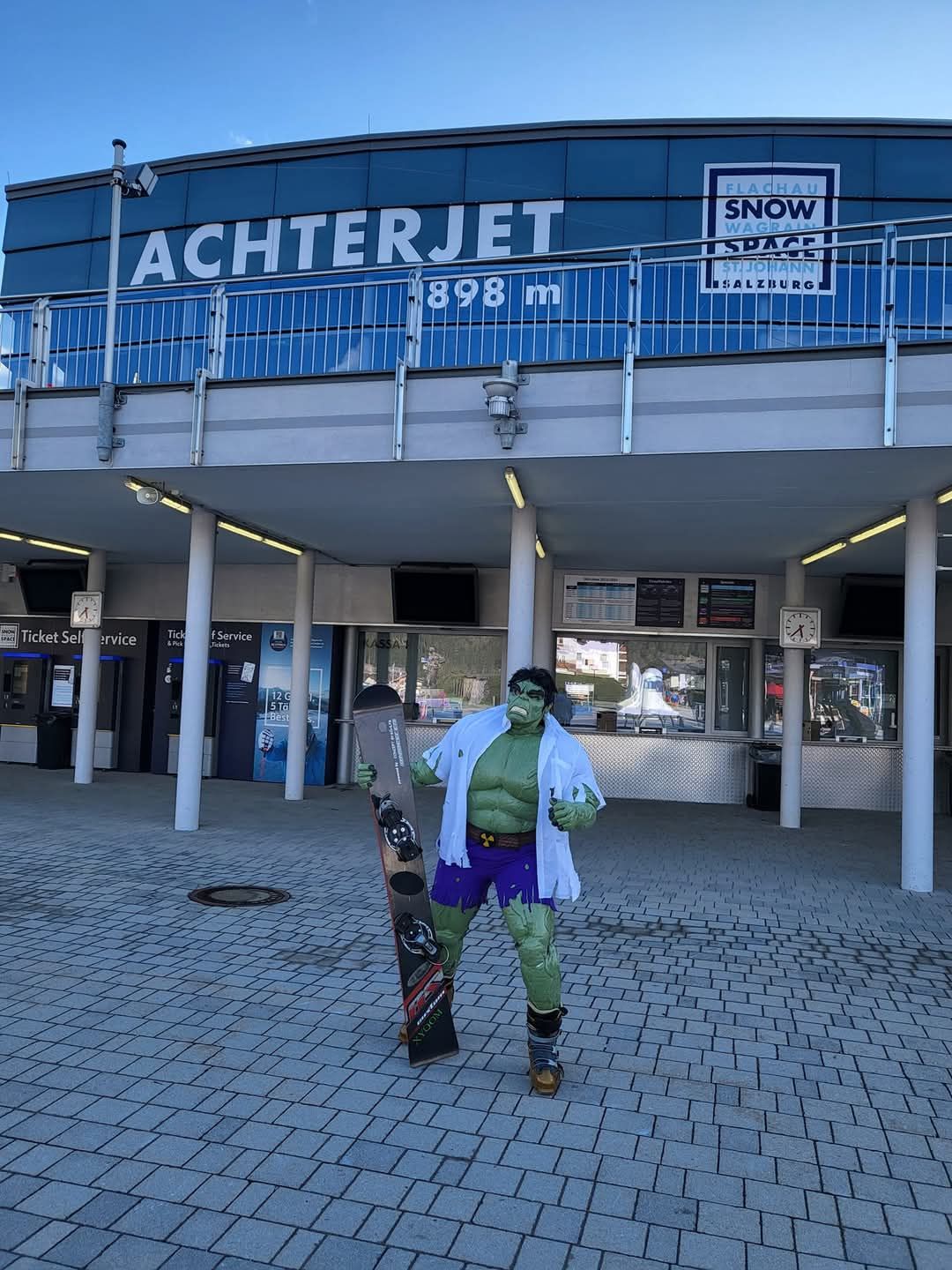 Hulk Cosplay Figur beim Event