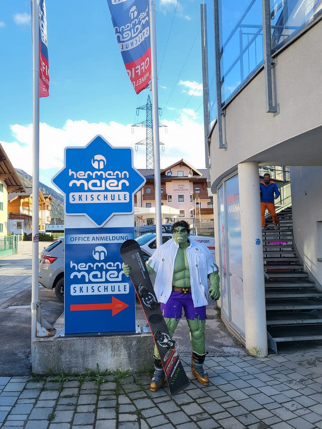 Hulk Cosplay Figur vor Skischule Hermann Maier