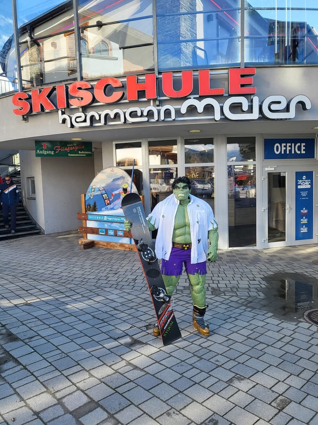 Hulk Cosplay Figur vor Skihalle