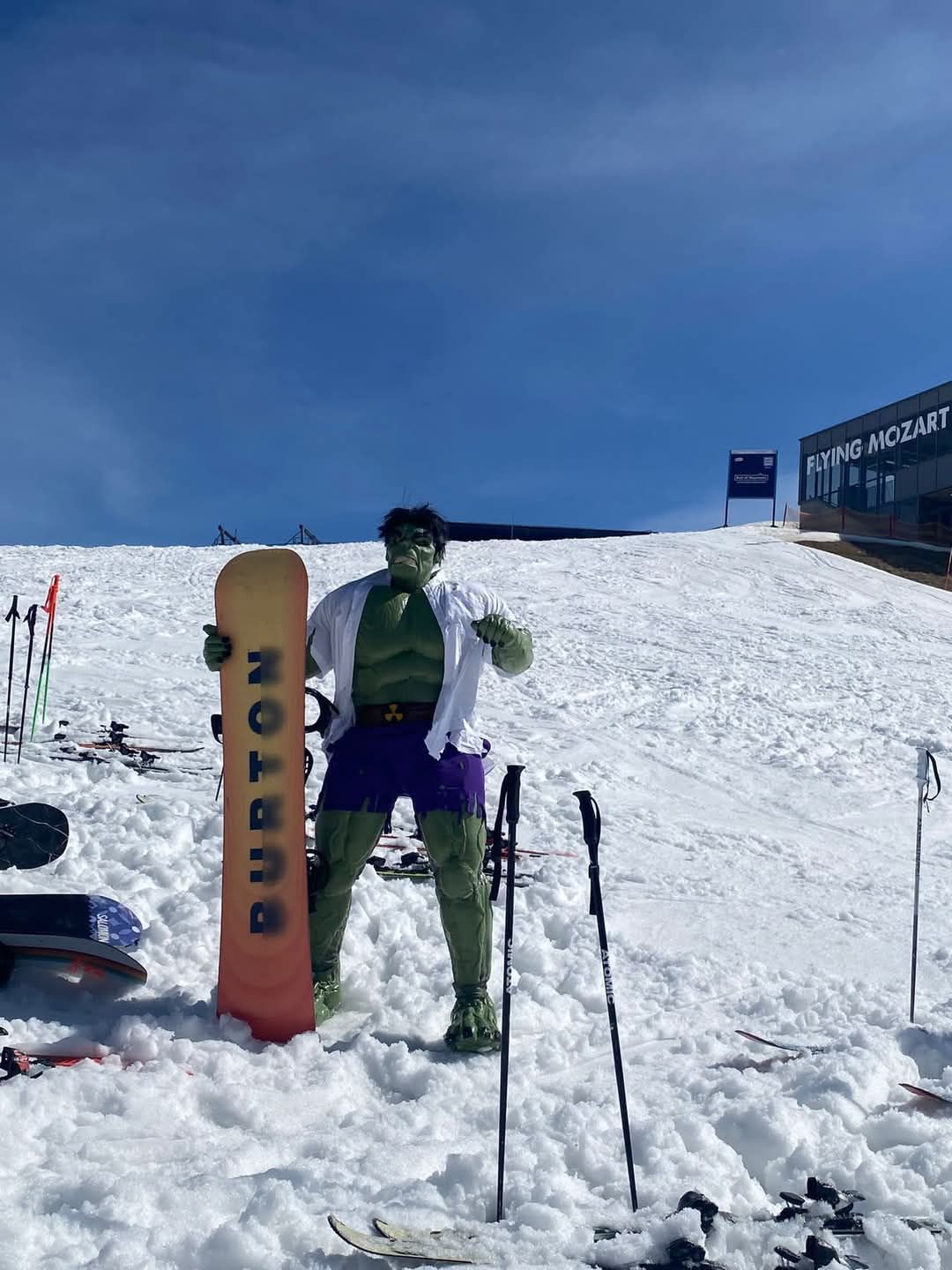 Hulk Cosplay Figur auf der Skipiste