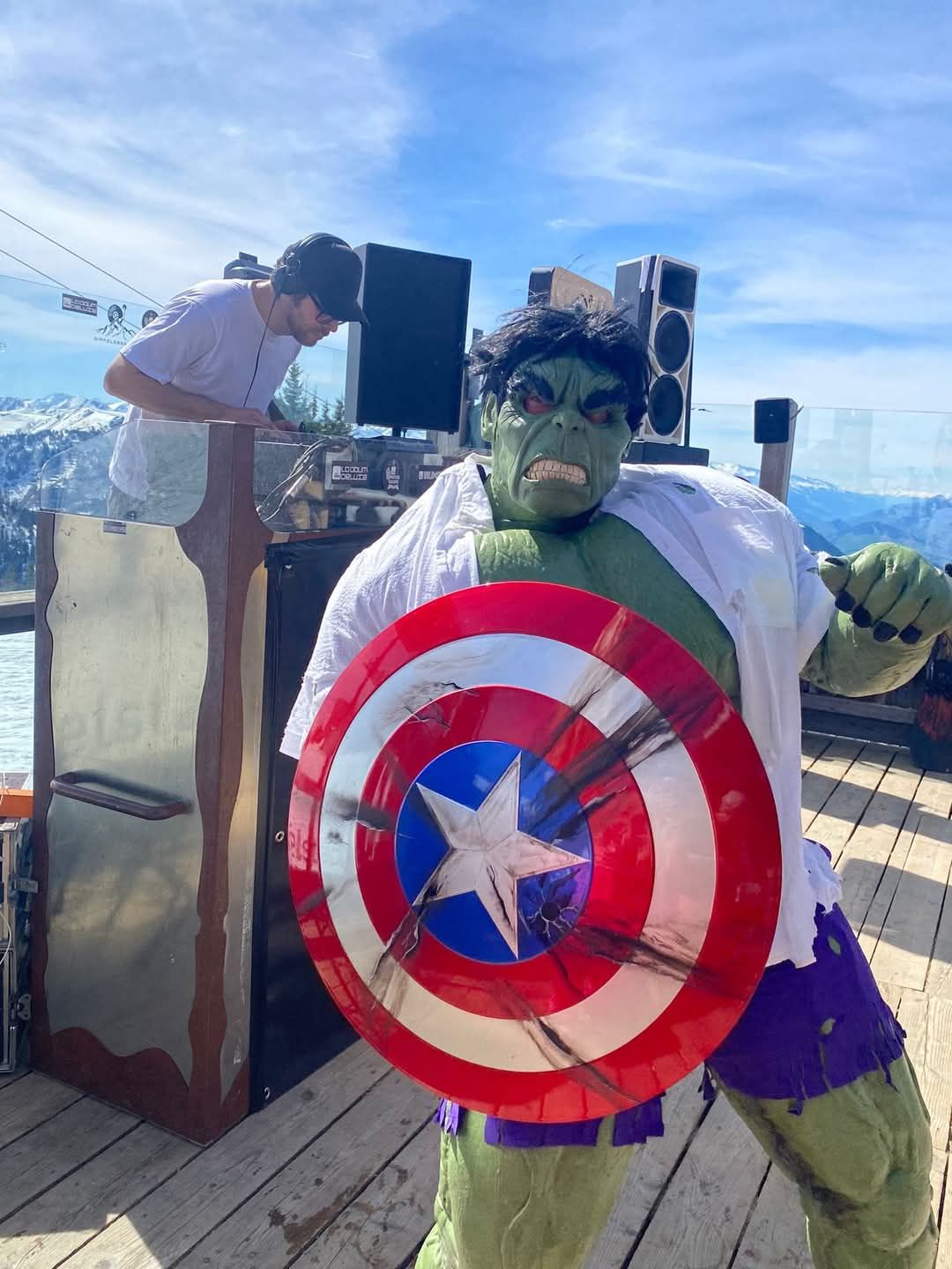 Hulk Cosplay Figur mit Action Schild